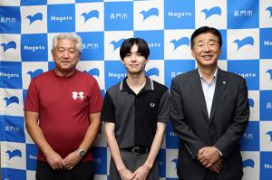 受入を行ったSD-WORLDの藤永さん（左）と市村さん（真ん中）と江原市長（右）