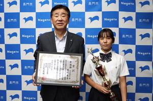 賞状とトロフィーを持って記念撮影