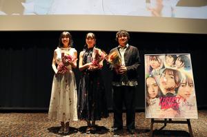 舞台挨拶に登場した井上姉妹