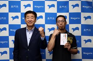 アームレスリング全国大会に出場する白濱さんを激励しました