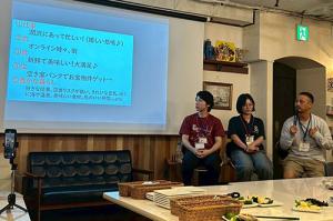 参加者に語りかける長門市地域おこし協力隊の松山さん（右）
