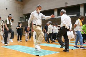 足を上げ、手を大きく振る