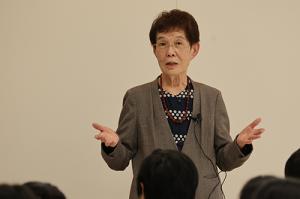 児童の前で体験を語る瓜生さん