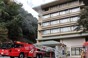 リチウムイオンバッテリーから火災が発生したことを想定した訓練が行われた