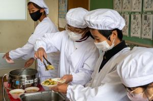 志麻さんフレンチ給食を配膳する児童