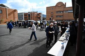 炊き出しに並ぶ様子