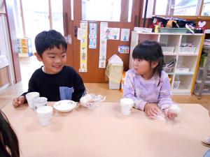 おやつを楽しむ園児たち