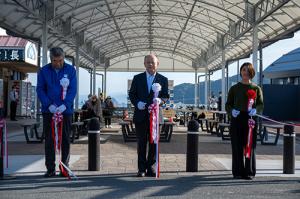 テント広場オープニングイベントにてテープカットを行う様子