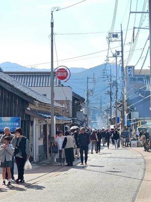 みすゞ通りには多くの人でにぎわった