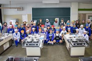 日置中学校の1年生が地域の方と一緒に鯨カツカレーを料理しました