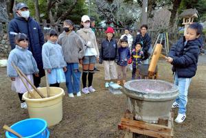 子どもたちがお餅つきを体験