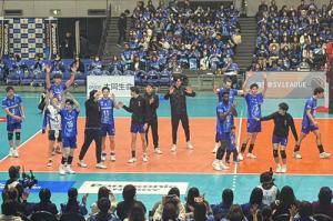 試合後にファンに手を振る大阪ブルテオンの選手