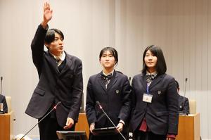 議場で、議案ごとに高校生が発表