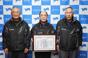 山口県代表となった通定置株式会社の黒瀬社長（中央）