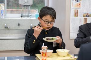 くじらの竜田揚げを食べる児童