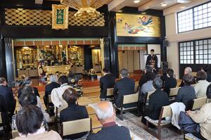 仙崎の遍照寺でみすゞ墓前祭が開催