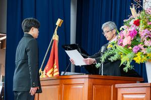 卒業証書を受け取る様子