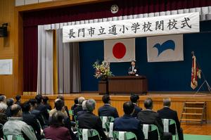 江原市長が式辞を述べる様子