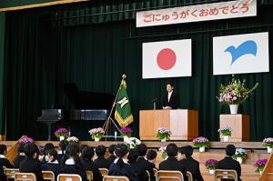 東福校長先生があいさつをする様子