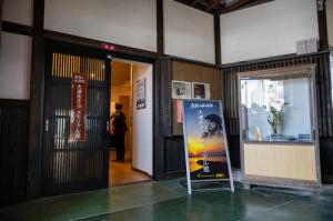 仙崎駅舎内の大津あきらメモリアル館入り口
