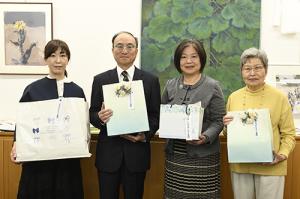 寄付品を手にする伊藤教育長と国際ソロプチミスト長門のメンバー