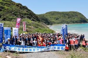 大浦海岸で日韓海峡海岸ごみ一斉清掃が開催されました