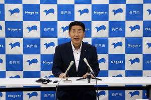 6月定例会に提出する議案の主な内容について説明する江原市長