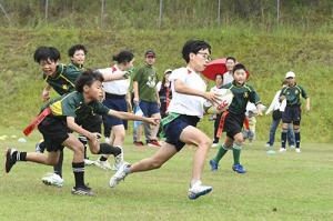 トライをめがけて力走する選手