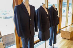 令和9年度から導入予定の制服が展示されています