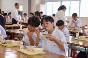 笑顔で仙崎トロあじを食べる生徒