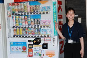 自動販売機を紹介する清水駅長