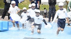 元気よくプールに入る俵山小の児童ら