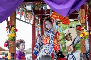 八坂神社前で披露された舞の様子