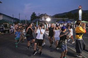 盆踊りを踊る参加者