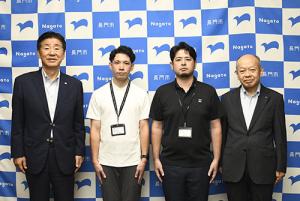 派遣職員2人(中央)と江原市長(左端)と大谷副市長