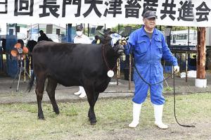 グランドチャンピオンに輝いた「せんじゅ」と平尾さん