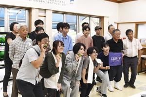 開講式後、記念写真を撮影する様子