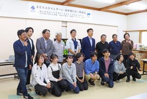 ZEN大学の学生と関係者による記念撮影