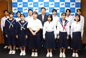派遣を控えた中学生12人と江原市長による記念撮影