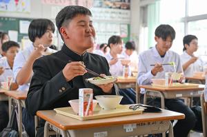 市内全小中学校で仙崎ぶとイカが提供されました