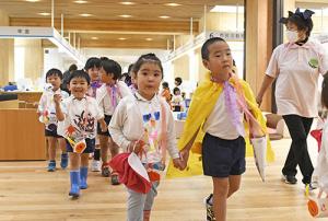 ハロウィンの衣装を着て市役所内を歩く園児
